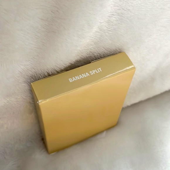 BNIB 💯% Authentic Kylie By Kylie Jenner Pressed Illuminating Powder - Picture 3 of 7